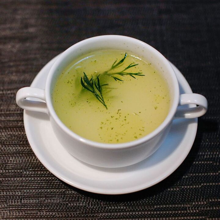 Chicken broth is included in the diet of the third day of the 6-petal diet. 