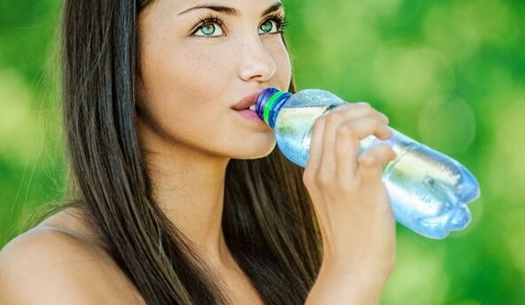 To lose weight effectively, you need to drink enough water. 
